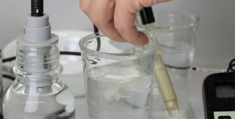 パウダーを溶かしている様子